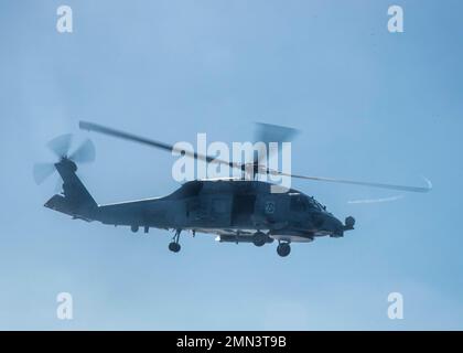 220927-N-XK462-1005 OCÉAN PACIFIQUE (le 27 septembre 2022) un hélicoptère MH-60R Sea Hawk des « Easy Riders » de l'Escadron de frappe maritime (UGV) 37 vole par le destroyer de missile guidé de la classe Arleigh Burke USS Wayne E. Meyer (DDG 108). Wayne E. Meyer travaille actuellement avec Nimitz Carrier Strike Group en vue d'un déploiement à venir. Banque D'Images