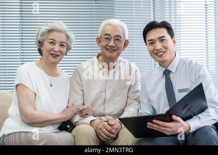 Couples plus âgés avec un conseiller financier Banque D'Images