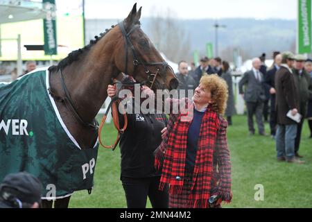 Course six. Le Paddy Power Cotswold Chase. L'entraîneur Lucinda Russell avec le vainqueur de course Ahoy Senor monté par Derek Fox Courses hippiques à Cheltenham RAC Banque D'Images