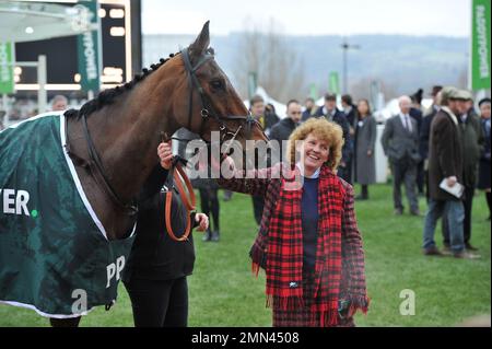 Course six. Le Paddy Power Cotswold Chase. L'entraîneur Lucinda Russell avec le vainqueur de course Ahoy Senor monté par Derek Fox Courses hippiques à Cheltenham RAC Banque D'Images