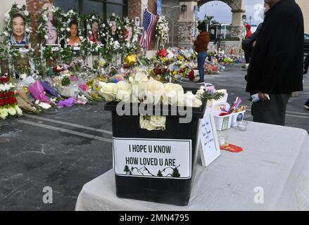 Monterey Park, États-Unis. 29th janvier 2023. Les membres de la communauté du parc Alhambra-Monterey se réjouissances avant de réaliser des portraits de victimes de tirs au parc Monterey tuées lors d'une célébration du nouvel an lunaire, alors que les résidents continuent de pleurer au studio de danse de la salle de bal Star à Monterey Park, en Californie, dimanche, à 29 janvier 2023. Photo de Jim Ruymen/UPI crédit: UPI/Alay Live News Banque D'Images
