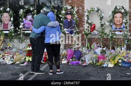 Monterey Park, États-Unis. 29th janvier 2023. Deux personnes se sont embrasées avant les portraits des victimes de tirs du parc Monterey tuées lors d'une célébration du nouvel an lunaire, alors que les résidents de la communauté Alhambra-Monterey Park continuent de pleurer au studio de danse Star Ballroom à Monterey Park, en Californie, dimanche, 29 janvier 2023. Photo de Jim Ruymen/UPI crédit: UPI/Alay Live News Banque D'Images
