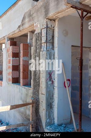 colonne en béton armé prête pour le renfort avec injection de tiges de renfort avec de la résine époxy Banque D'Images