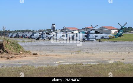 28 MH-60R Seahawk Helicopters, affecté au commandant de l'aile de frappe maritime des hélicoptères Atlantique, exécute un hurrevac à la base aérienne de Maxwell, Alabama, le 28 septembre 2022. Les unités sont arrivées de la base navale de Jacksonville et de la base navale de Mayport en prévision de l'ouragan Ian qui a fait une chute. Banque D'Images