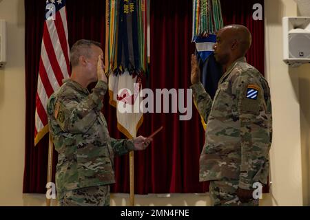 Aumônier (Coll.) Michael F. McDonald, l'aumônier de commandement de la 3rd Division d'infanterie, fort Stewart et Hunter Army Airfield, officie la nomination cérémonielle de l'aumônier (Lt. Coll.) John E. Scott comme nouvel aumônier de division pour 3rd ID lors d'une cérémonie d'Assomption de taupe à la Chapelle de la Marne à fort Stewart, Géorgie, le 28 septembre 2022. L'aumônier de division est chargé de conseiller le général sur les questions de religion, de moralité et de moral, de s'assurer que les soldats et les familles ont la liberté de pratiquer leur religion et de diriger les opérations de soutien religieux pour la division. Banque D'Images