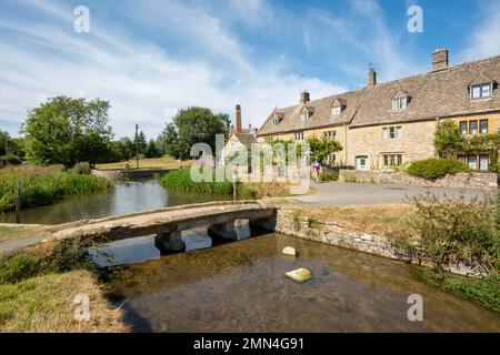 Passerelle en pierre au-dessus du River Eye, Lower Slaughter, Glocestershire, Royaume-Uni 2022 Banque D'Images