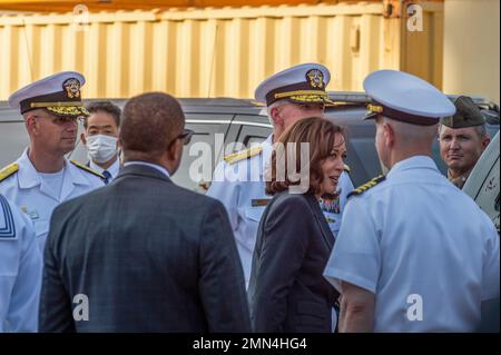 YOKOSUKA, Japon (28 septembre 2022) le vice-président Kamala Harris quitte le destroyer de missiles guidés de classe Arleigh Burke, USS Howard (DDG 83) après avoir pris la parole devant les marins du navire lors de sa visite au commandant des activités de la flotte Yokosuka (CFAY). La visite du vice-président du navire et ses remarques aux États-Unis Les marins soulignent l’engagement continu de l’administration à l’égard de ses alliances dans la région. Banque D'Images