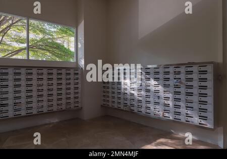 Bangkok, Thaïlande - 28 janv., 2023 - vue Windows avec grand arrière-plan arbre dans la salle blanche de courrier pour résident en copropriété ou appartement. Boîte postale dans l'appartement, Banque D'Images