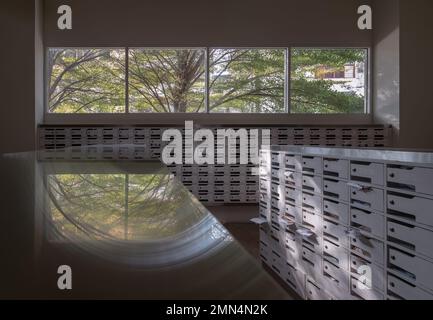 Bangkok, Thaïlande - 28 janv., 2023 - vue Windows avec grand arrière-plan arbre dans la salle blanche de courrier pour résident en copropriété ou appartement. Boîte postale dans l'appartement, Banque D'Images