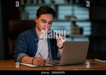 Un jeune Manager travailleur qui reste tard au bureau Banque D'Images