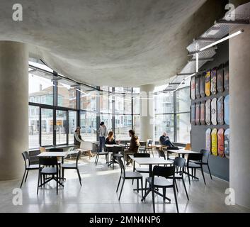 Espace café à l'entrée. F51 Skatepark, Folkestone, Royaume-Uni. Architecte: Hollaway Studio, 2022. Banque D'Images