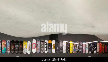 Affichage de planches à roulettes sous un plafond vallonné. F51 Skatepark, Folkestone, Royaume-Uni. Architecte: Hollaway Studio, 2022. Banque D'Images