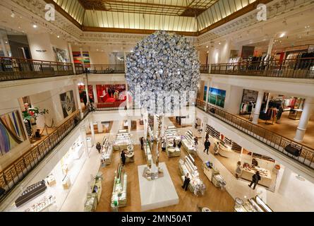 LE BON MARCHE ACCUEILLE SANGAM, OBJETS DOMESTIQUES DE SUBODH GUPTA Banque D'Images