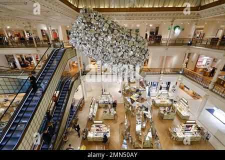 LE BON MARCHE ACCUEILLE SANGAM, OBJETS DOMESTIQUES DE SUBODH GUPTA Banque D'Images