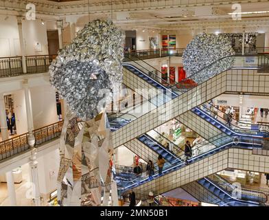 LE BON MARCHE ACCUEILLE SANGAM, OBJETS DOMESTIQUES DE SUBODH GUPTA Banque D'Images