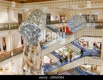 LE BON MARCHE ACCUEILLE SANGAM, OBJETS DOMESTIQUES DE SUBODH GUPTA Banque D'Images