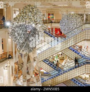 LE BON MARCHE ACCUEILLE SANGAM, OBJETS DOMESTIQUES DE SUBODH GUPTA Banque D'Images