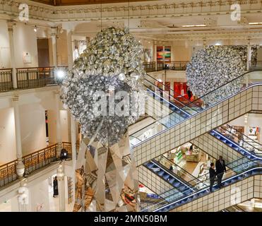 LE BON MARCHE ACCUEILLE SANGAM, OBJETS DOMESTIQUES DE SUBODH GUPTA Banque D'Images