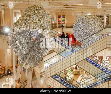 LE BON MARCHE ACCUEILLE SANGAM, OBJETS DOMESTIQUES DE SUBODH GUPTA Banque D'Images