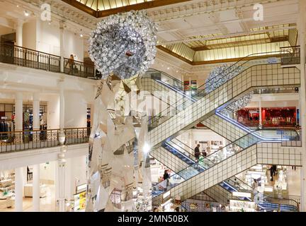 LE BON MARCHE ACCUEILLE SANGAM, OBJETS DOMESTIQUES DE SUBODH GUPTA Banque D'Images