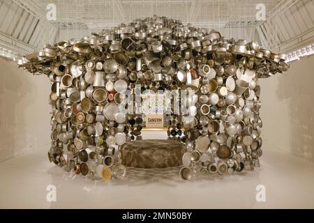 LE BON MARCHE ACCUEILLE SANGAM, OBJETS DOMESTIQUES DE SUBODH GUPTA Banque D'Images