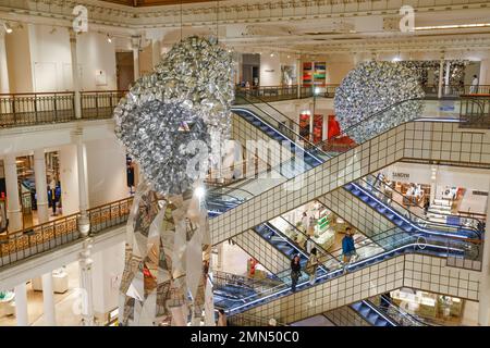 LE BON MARCHE ACCUEILLE SANGAM, OBJETS DOMESTIQUES DE SUBODH GUPTA Banque D'Images