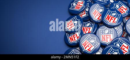 Logos de l'American football League NFL sur un tas sur une table. Banque D'Images