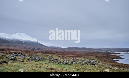 Ruighnasealbhaig Village de déstockage des Highlands sur les rives du Loch Naver avec Ben Klibreck Banque D'Images