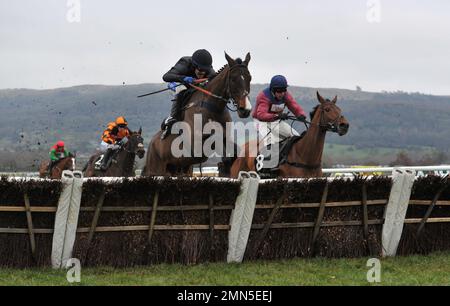 Course huit, la Ballymore novices haies course. Rock mon chemin, vainqueur de la course, criblé par Tom Scudamore, saute la dernière course de chevaux à Cheltenham Raceour Banque D'Images