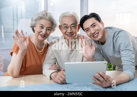 Une famille heureuse utilise des tablettes électroniques Banque D'Images