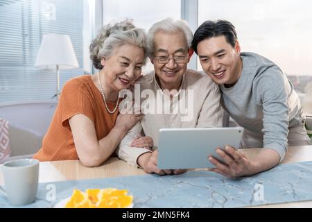 Une famille heureuse utilise des tablettes électroniques Banque D'Images