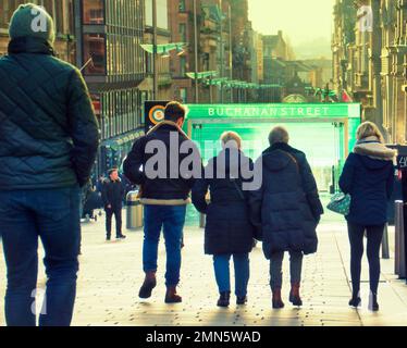 Glasgow, Écosse, Royaume-Uni 29tht janvier 2023. Météo au Royaume-Uni: Froid et humide a vu le style de mille ensoleillé sur le shopping.capital de l'Ecosse qui est Buchanan Street. Crédit Gerard Ferry/Alay Live News Banque D'Images