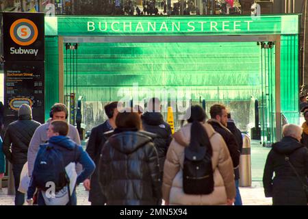 Glasgow, Écosse, Royaume-Uni 29tht janvier 2023. Météo au Royaume-Uni: Froid et humide a vu le style de mille ensoleillé sur le shopping.capital de l'Ecosse qui est Buchanan Street. Crédit Gerard Ferry/Alay Live News Banque D'Images