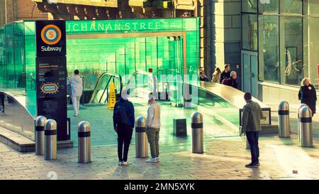 Glasgow, Écosse, Royaume-Uni 29tht janvier 2023. Météo au Royaume-Uni: Froid et humide a vu le style de mille ensoleillé sur le shopping.capital de l'Ecosse qui est Buchanan Street. Crédit Gerard Ferry/Alay Live News Banque D'Images