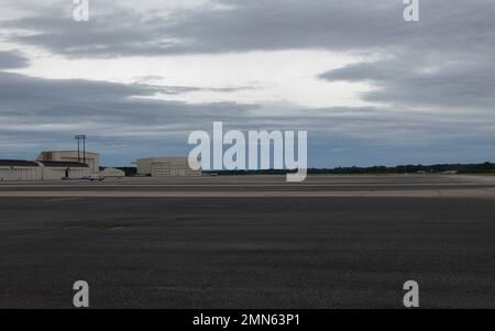 La ligne aérienne de la base commune Charleston est vide après que les opérations de relocalisation C-17 Globemaster III sont terminées en préparation pour la tempête tropicale Ian à la base commune Charleston, Caroline du Sud, le 29 septembre 2022. Afin de préparer efficacement l'aéronef au déménagement, le personnel de la base a travaillé ensemble pour s'assurer que le C-17s était alimenté en carburant et chargé avec l'équipement nécessaire. (É.-U. Airman Sara Jenkins, responsable de la Force aérienne) Banque D'Images