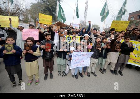 Peshawar, Pakistan. 29th janvier 2023. Les partisans du parti de la Ligue de l'Homme musulman tiennent un écriteau dans Urdu "brûler le Coran est le pire type de terrorisme de la Suède" lors d'une protestation contre la Suède à Peshawar, Pakistan, le 29 janvier 2023. Le Premier ministre pakistanais Shahbaz Sharif, plusieurs pays arabes ainsi que la Turquie ont condamné le 23 janvier l'islamophobie après que le politicien d'extrême-droite suédois-danois Rasmus Paludan ait brûlé une copie du Coran lors d'un rassemblement à Stockholm le 21 janvier. (Photo de Hussain Ali/Pacific Press/Sipa USA) crédit: SIPA USA/Alay Live News Banque D'Images