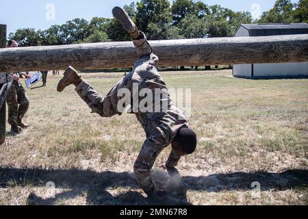 Sergent d'état-major Caleb Stinson, 68W combat Medic, 232nd Medical Battalion, négocie des obstacles pour tester ses capacités physiques lors de la compétition de meilleur Medic, 29 septembre 2022 à la base conjointe San Antonio-Camp Bullis, Texas. L'événement comprenait le test de condition physique de combat de l'Armée, l'entraînement des guerriers, le cours d'obstacles, la qualification M-16, les tâches et exercices de combat des guerriers, la navigation terrestre de jour et de nuit, une évaluation tactique de soins de blessés de combat et une marche de 20 kilomètres. Banque D'Images