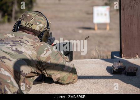 Sergent d'état-major Caleb Stinson, 68W combat Medic, 232nd Medical Battalion, vérifie sa cible lors de la partie de tir de la compétition Best Medic, 29 septembre 2022 à la base interarmées San Antonio-Camp Bullis, Texas. L'événement comprenait le test de condition physique de combat de l'Armée, l'entraînement des guerriers, le cours d'obstacles, la qualification M-16, les tâches et exercices de combat des guerriers, la navigation terrestre de jour et de nuit, une évaluation tactique de soins de blessés de combat et une marche de 20 kilomètres. Banque D'Images