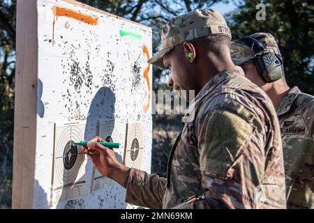 Sergent d'état-major Caleb Stinson, 68W combat Medic, 232nd Medical Battalion, vérifie sa cible lors de la partie de tir de la compétition Best Medic, 29 septembre 2022 à la base interarmées San Antonio-Camp Bullis, Texas. L'événement comprenait le test de condition physique de combat de l'Armée, l'entraînement des guerriers, le cours d'obstacles, la qualification M-16, les tâches et exercices de combat des guerriers, la navigation terrestre de jour et de nuit, une évaluation tactique de soins de blessés de combat et une marche de 20 kilomètres. Banque D'Images