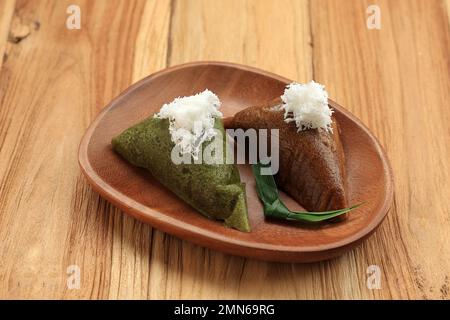 Apang Panas Bugis avec saveur de pandan et de sucre de palme. Gâteau cuit à la vapeur à base de farine de riz avec garniture à la noix de coco râpée Banque D'Images