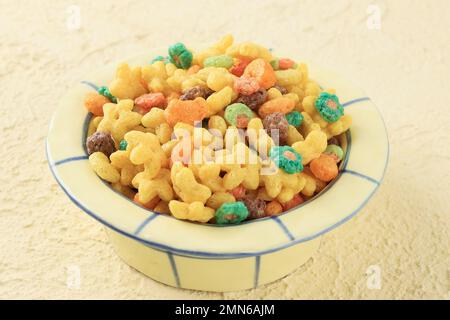 Céréales Star et fruit Loops colorées dans Un bol, gros plan Banque D'Images