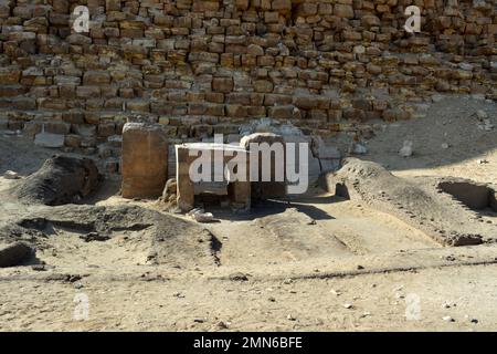 Le temple funéraire mortuaire ou sanctuaire, la chaussée et le temple de la vallée de la pyramide tordue du roi Sneferu, Un exemple unique de devel de la pyramide ancienne Banque D'Images