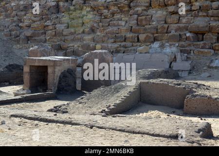 Le temple funéraire mortuaire ou sanctuaire, la chaussée et le temple de la vallée de la pyramide tordue du roi Sneferu, Un exemple unique de devel de la pyramide ancienne Banque D'Images