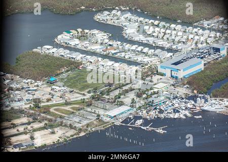 Une équipe d'opérations aériennes et maritimes UH-60 a effectué un vol le long de la côte de Floride pour évaluer les dommages après que l'ouragan Ian ait frappé 29 septembre 2022. Photo par Ozzy Trevino Banque D'Images