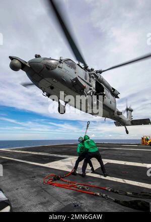 220929-N-ZG822-1154 MER ADRIATIQUE (SEPT 29 2022) les marins fixent un crochet de chargement à un hélicoptère MH-60s Nighthawk, attaché à l'Escadron de combat en mer (HSC) 5, pour transporter la cargaison au navire de soutien de combat rapide de la classe d'approvisionnement USNS Arctic (T-AOE 8) au porte-avions de la classe Nimitz USS George H.W. Bush (CVN 77) lors d'un réapprovisionnement en mer, le 29 septembre 2022. Carrier Air Wing (CVW) 7 est la composante aérienne et de grève offensive du Carrier Strike Group 10, George H.W. Bush Carrier Strike Group (GHBWCSG). Les escadrons de CVW-7 sont le Strike Fighter Squadron (VFA) 86, VFA-103, VFA-136, VFA-143, Carrier A. Banque D'Images