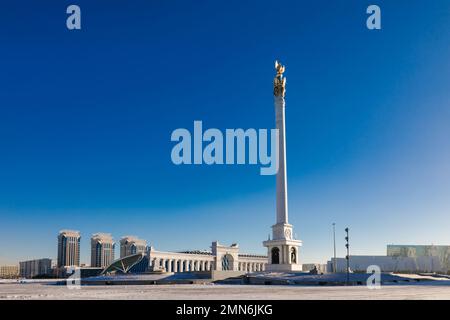 Kazakh Eli (le pays des Kazakhs) monument sur la place de l'indépendance à Astana Kazakhstan Banque D'Images