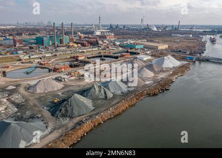 Vue aérienne des clarificateurs primaires de l'installation de récupération des ressources en eau de la Great Lakes Water Authority (GLWA) et des agrégats de Levy sur la rivière Rouge Banque D'Images