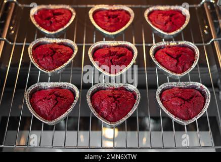Délicieux petits gâteaux en velours rouge cuits dans un four Banque D'Images