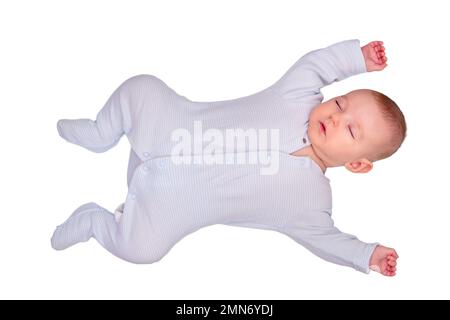 Le bébé dort dans une posture en forme d'étoile avec ses bras et ses jambes écartés sur un lit d'enfant, isolé sur un fond blanc. Enfant de trois mois Banque D'Images