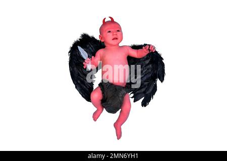 Un nouveau-né avec des ailes de démon noires, isolé sur un fond blanc. Un enfant de race blanche dans une couche âgée d'un mois Banque D'Images